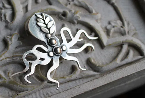 Mr. Octopus, elegant octopus brooch in sterling silver