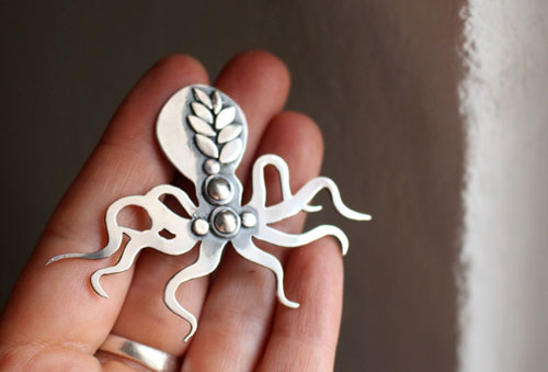 Mr. Octopus, elegant octopus brooch in sterling silver