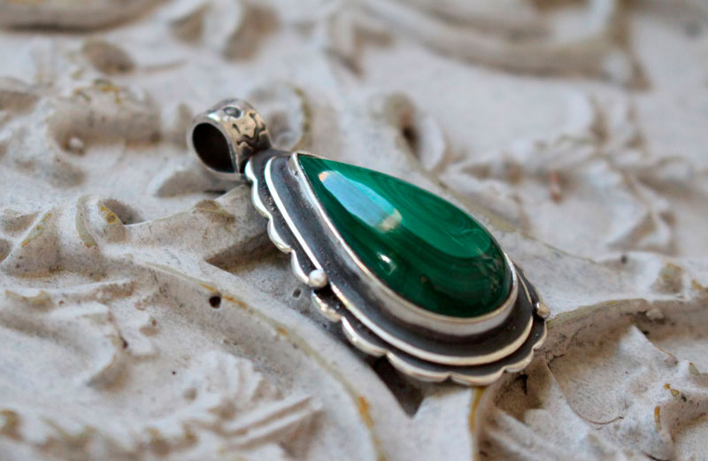 Malachite, green pendant in sterling silver and malachite