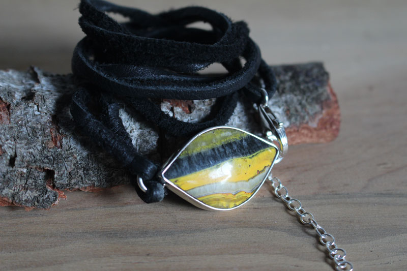 Mellonia, bracelet in sterling silver, leather and bumblebee