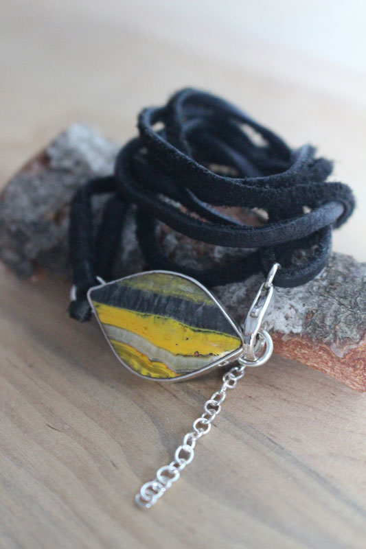 Mellonia, bracelet in sterling silver, leather and bumblebee