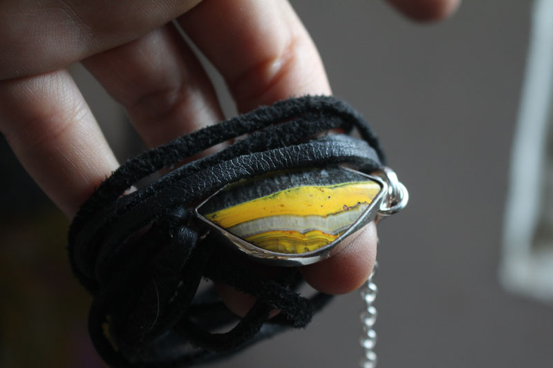 Mellonia, bracelet in sterling silver, leather and bumblebee