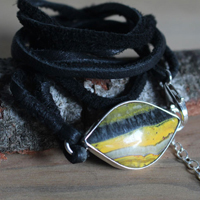 Mellonia, bracelet in sterling silver, leather and bumblebee