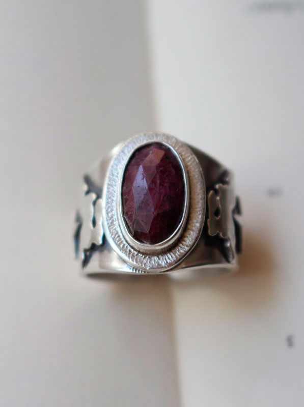 My star, star hare ring in sterling silver and ruby 