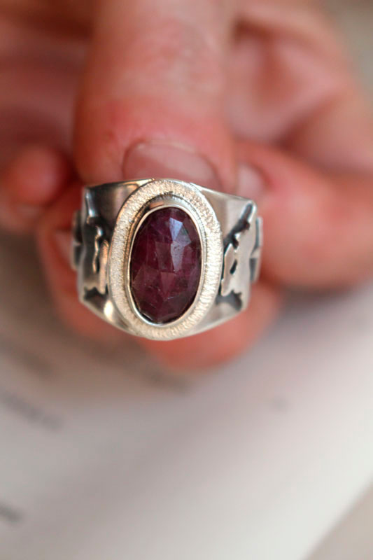 My star, star hare ring in sterling silver and ruby 