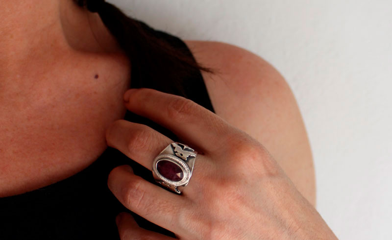 My star, star hare ring in sterling silver and ruby 