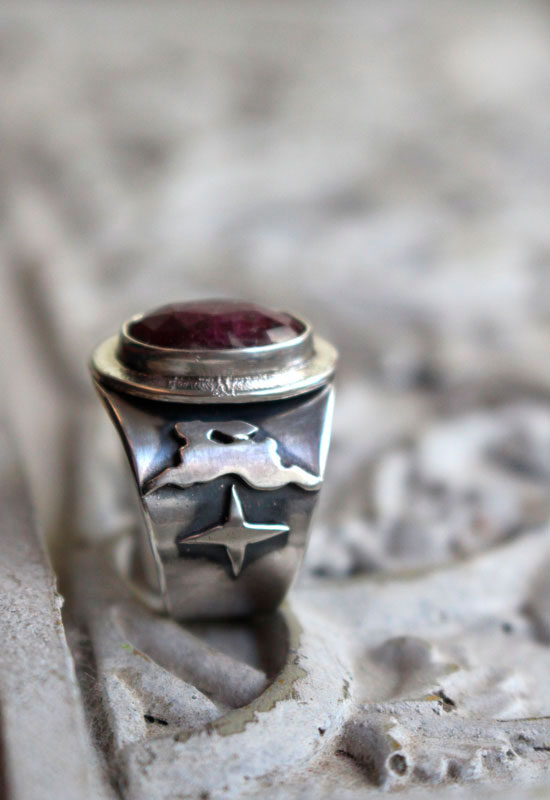 My star, star hare ring in sterling silver and ruby 