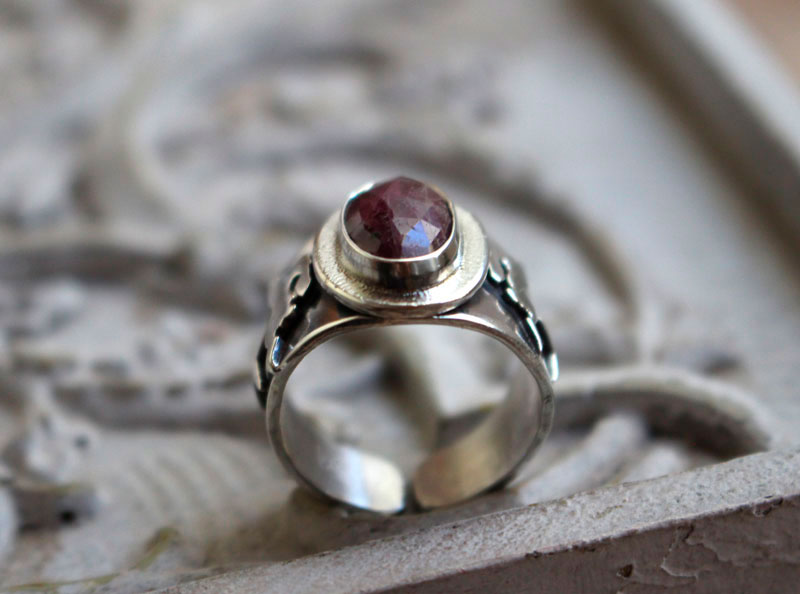 My star, star hare ring in sterling silver and ruby 