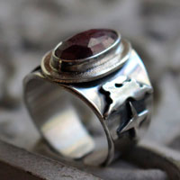 My star, star hare ring in sterling silver and ruby