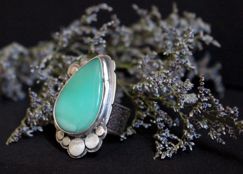 Nature’s realm, paisley ring in silver and chrysoprase