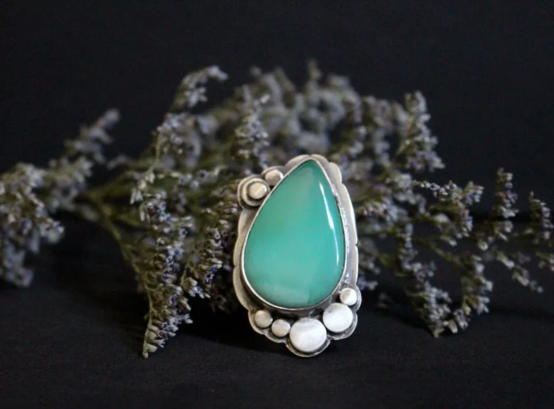 Nature’s realm, paisley ring in silver and chrysoprase