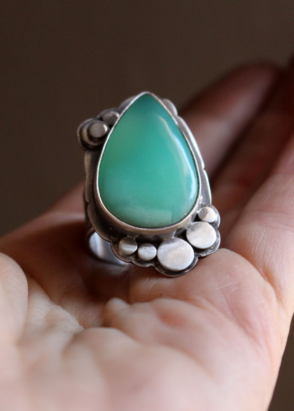 Nature’s realm, paisley ring in silver and chrysoprase