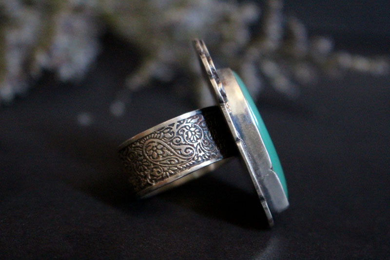 Nature’s realm, paisley ring in silver and chrysoprase