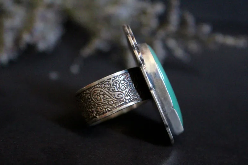 Nature’s realm, paisley ring in silver and chrysoprase