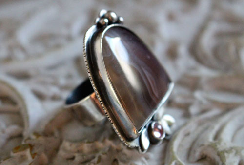 Night flower, nocturnal poetry ring in silver, Botswana agate and pink zircon