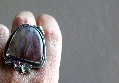 Night flower, nocturnal poetry ring in silver, Botswana agate and pink zircon