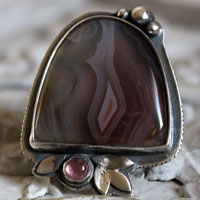 Night flower, nocturnal poetry ring in silver, Botswana agate and pink zircon