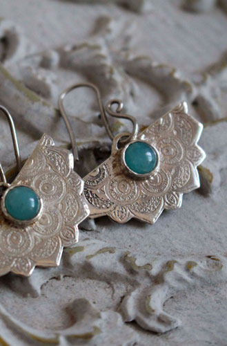 Nīlā Pakṣī, oriental earrings in silver and amazonite