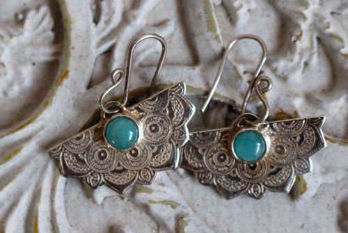 Nīlā Pakṣī, oriental earrings in silver and amazonite