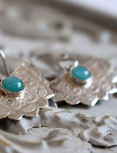 Nīlā Pakṣī, oriental earrings in silver and amazonite