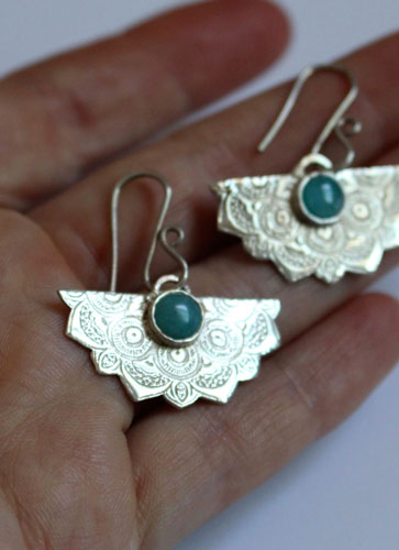 Nīlā Pakṣī, oriental earrings in silver and amazonite