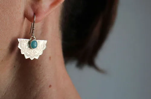 Nīlā Pakṣī, oriental earrings in silver and amazonite