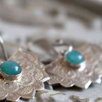 Nīlā Pakṣī, oriental earrings in silver and amazonite