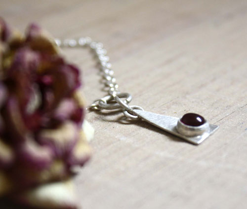 Nilambita, triangle bracelet in silver and birthstone (garnet, amethyst, aquamarine, moonstone, onyx, alexandrite, ruby, peridot, sapphire, opal, citrine, turquoise)