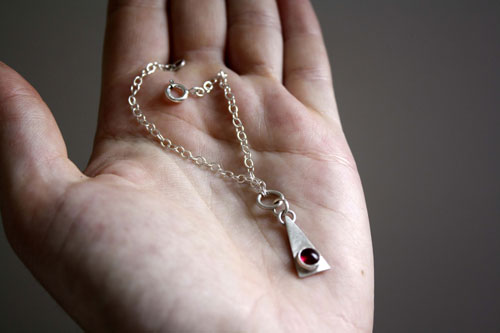 Nilambita, triangle bracelet in silver and birthstone (garnet, amethyst, aquamarine, moonstone, onyx, alexandrite, ruby, peridot, sapphire, opal, citrine, turquoise)