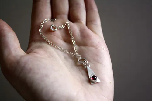 Nilambita, triangle bracelet in silver and birthstone (garnet, amethyst, aquamarine, moonstone, onyx, alexandrite, ruby, peridot, sapphire, opal, citrine, turquoise)
