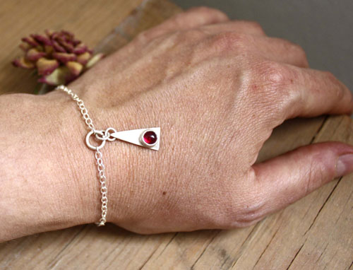 Nilambita, triangle bracelet in silver and birthstone (garnet, amethyst, aquamarine, moonstone, onyx, alexandrite, ruby, peridot, sapphire, opal, citrine, turquoise)