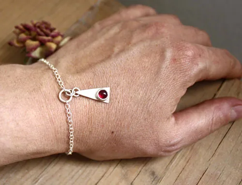 Nilambita, triangle bracelet in silver and birthstone (garnet, amethyst, aquamarine, moonstone, onyx, alexandrite, ruby, peridot, sapphire, opal, citrine, turquoise)