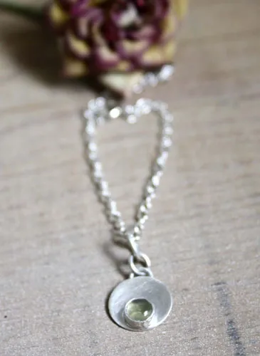 Nima, round bracelet in silver and birthstone (garnet, amethyst, aquamarine, moonstone, onyx, alexandrite, ruby, peridot, sapphire, opal, citrine, turquoise)