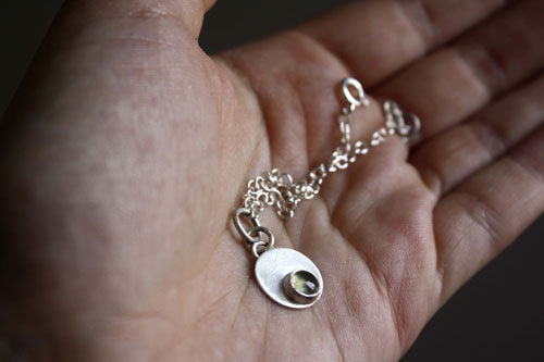 Nima, round bracelet in silver and birthstone (garnet, amethyst, aquamarine, moonstone, onyx, alexandrite, ruby, peridot, sapphire, opal, citrine, turquoise)