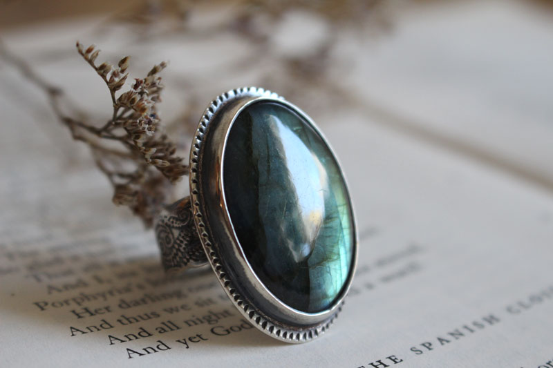 On the other side, mirror and fern ring in silver and labradorite