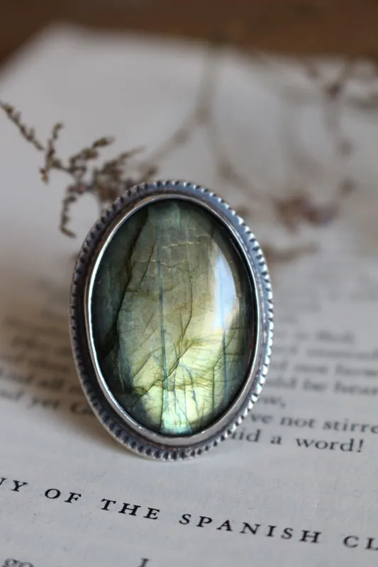 On the other side, mirror and fern ring in silver and labradorite