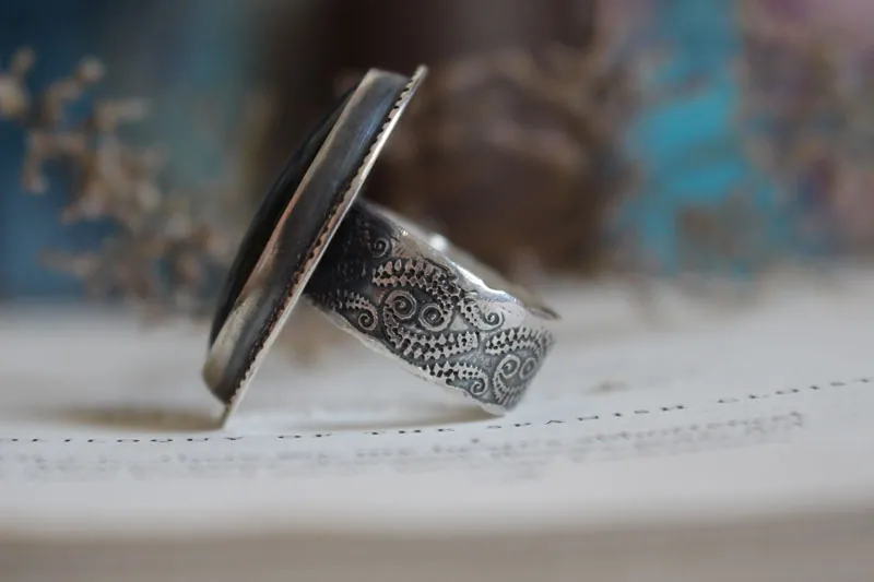 On the other side, mirror and fern ring in silver and labradorite