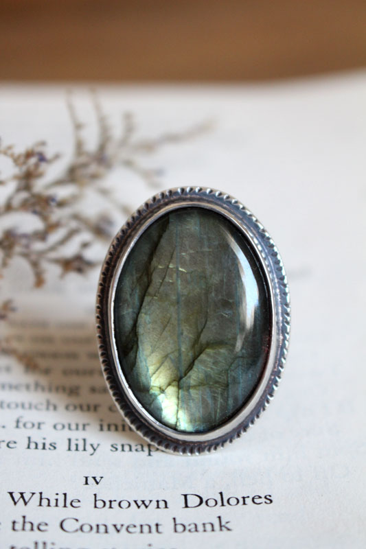 On the other side, mirror and fern ring in silver and labradorite