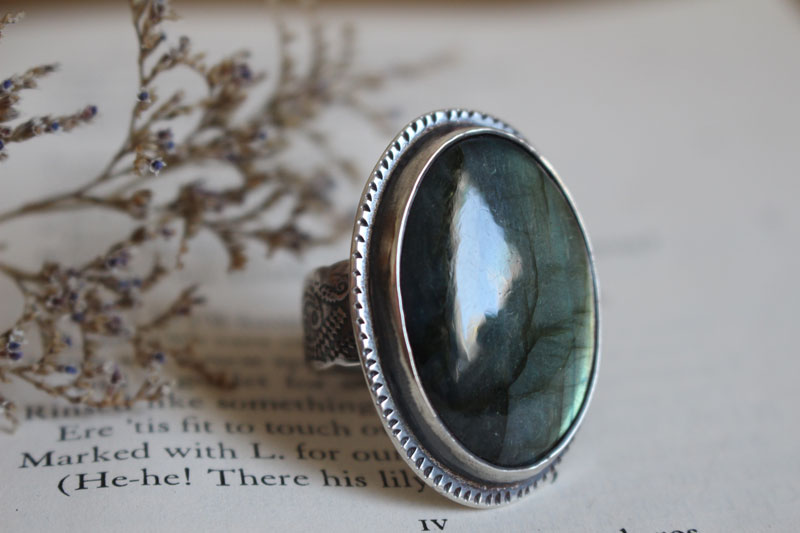On the other side, mirror and fern ring in silver and labradorite