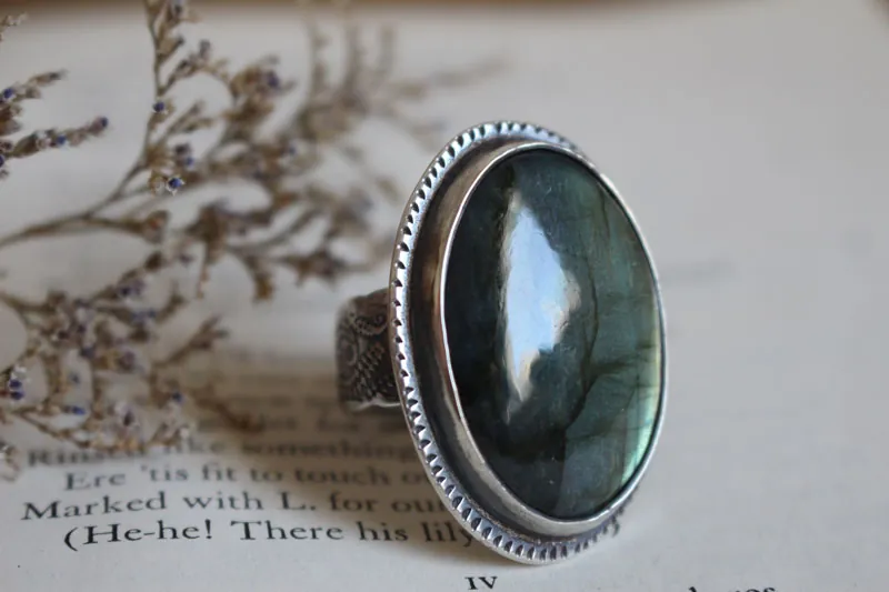 On the other side, mirror and fern ring in silver and labradorite