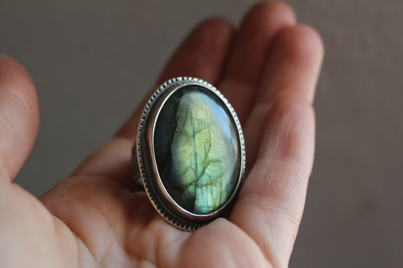 On the other side, mirror and fern ring in silver and labradorite