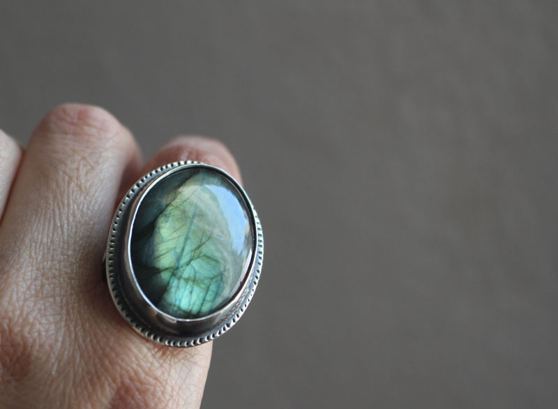 On the other side, mirror and fern ring in silver and labradorite