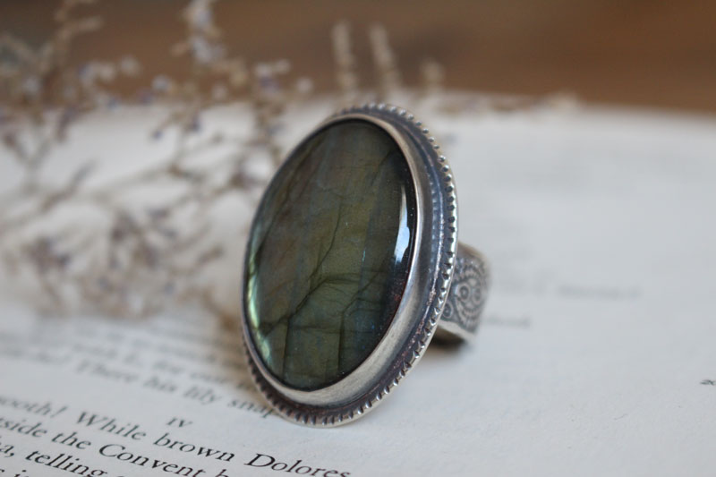On the other side, mirror and fern ring in silver and labradorite