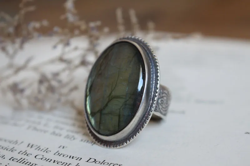 On the other side, mirror and fern ring in silver and labradorite