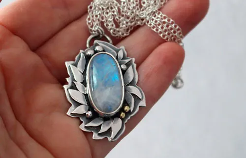 Ondolindë, secret Elven necklace in silver, brass and white labradorite