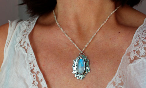 Ondolindë, secret Elven necklace in silver, brass and white labradorite