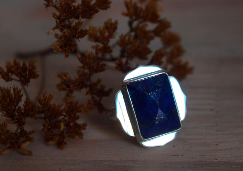 On the edge of the Nile, Egyptian ring in sterling silver and lapis lazuli