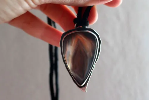 Piercing eye, eagle pendant in silver and Botswana agate