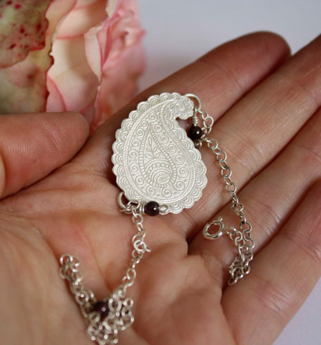 Poem of the earth, Cashmere drop anklet and bracelet in silver and garnet