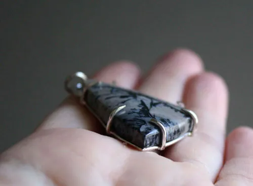 Print, Japanese ukiyo-e pendant in silver and tiffany